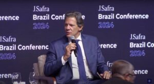 Haddad explica como bloqueará apostas com cartão de crédito durante participação na J.Safra Conference em São Paulo