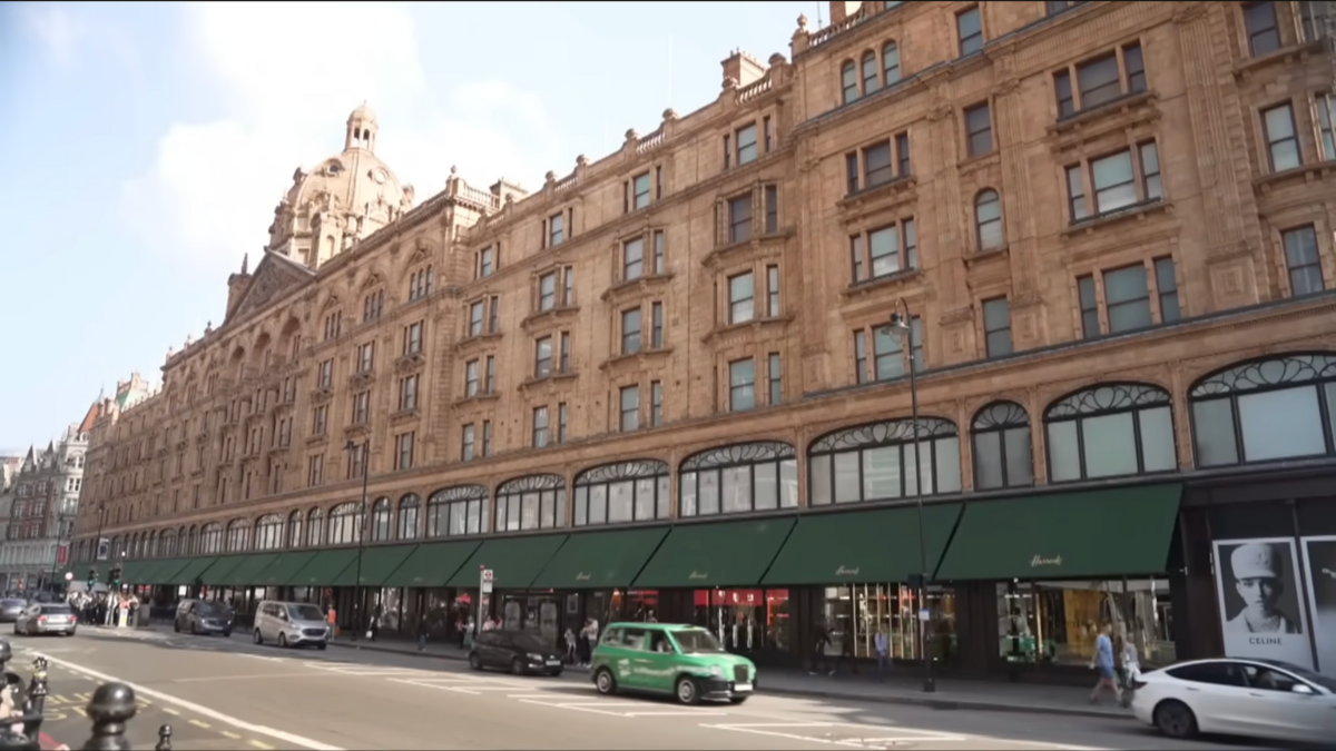 A Harrods, que foi de propriedade de Mohamed Al Fayed até 2010, quando ele vendeu a loja ao fundo soberano do Qatar por US$ 2,3 bilhões, emitiu um pedido de desculpas públicas às vítimas das acusações de abuso sexual