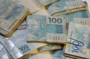 Imagem de cédulas do real, representando o crescimento da prévia do PIB do Brasil E O MERCADO ECONÔMICO
