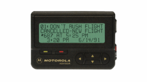 Descubra o que é um Pager, dispositivo portátil de comunicação amplamente utilizado nos anos 1980 e 1990 e ainda relevante em alguns setores hoje.