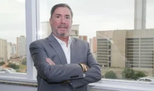 Estratégia para dolarizar patrimônio e proteger investimentos em mercados globais.