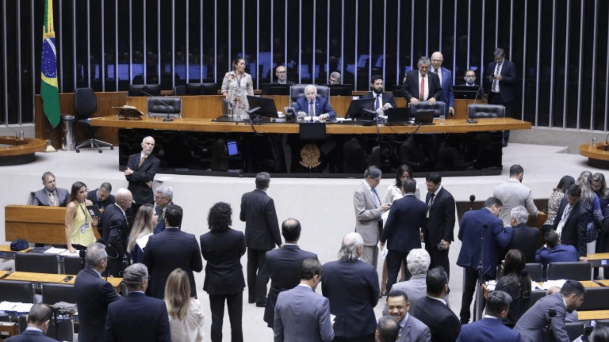 Transição gradual para o fim da desoneração da folha de pagamento em 17 setores da economia até 2027.