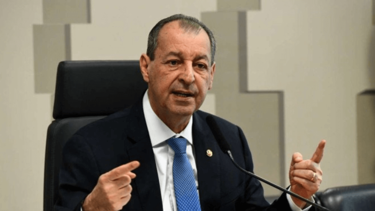 O senador Omar Aziz (PSD-AM) pediu a suspensão de sites de apostas até que o governo regulamente o setor, visando reduzir os impactos econômicos e sociais nas famílias vulneráveis.