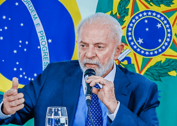 Lula promete isenção de IR para salários de R$ 5 mil até 2026