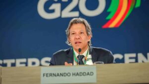 Fernando Haddad durante entrevista coletiva em Washington, EUA, após encontro do G20, no qual ele garantiu que o governo vai cumprir a meta de inflação