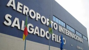 Imagem da fachada do Aeroporto Salgado Filho.