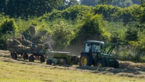 Imagem de uma máquina agrícola no campo para representar o agronegócio de São Paulo