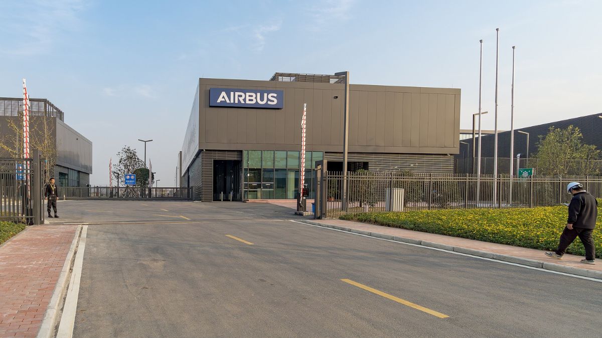 Imagem da fachada da Airbus para representar a matéria jornalística sobre o lucro trimestral da Airbus