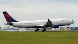 Avião da Delta, uma das companhias aéreas que tiveram cancelamento de voos para o Oriente Médio em decorrência do conflito entre Irã e Israel