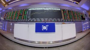 Ibovespa bate recorde ao ultrapassar 140 mil pontos, impulsionado por dados do IBC-Br e expectativas sobre juros. Dólar fecha em leve queda.