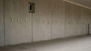 Fachada do Banco Mundial que fez projeções econômicas para a América Latina.
