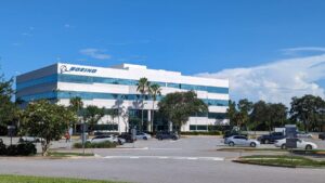 Imagem da fachada da Boeing para ilustrar a matéria do resultado financeiro e a receita da Boeing no terceiro trimestre de 2024.