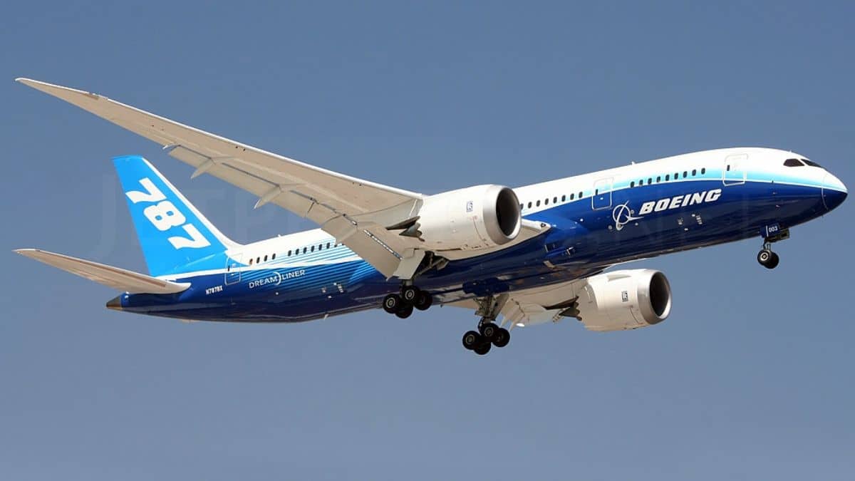 Imagem de um avião da Boeing para ilustrar a matéria sobre as demissões da Boeing e sobre o aumento salarial. Além disso, mostrar o fim da greve da Boeing