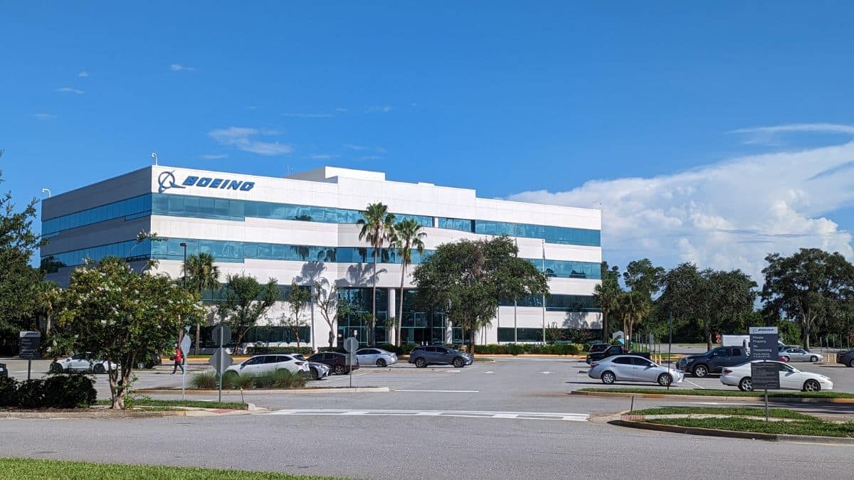Imagem da fachada da Boeing para ilustrar a matéria do resultado financeiro e a receita da Boeing no terceiro trimestre de 2024.