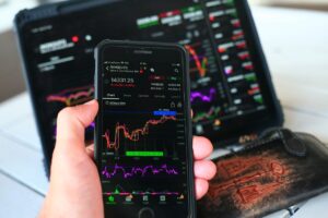 Imagem de um celular com ações para representar a matéria sobre as bolsas de valores da europeias e bolsa de valores da Ásia - Europa - França
