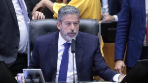 Câmara rejeita proposta de imposto sobre grandes fortunas, mas aprova regulamentação da reforma tributária