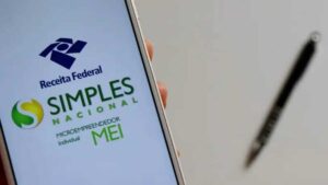 Celular com acesso ao site do Simples Nacional, onde se negocia dívidas e evita extinção do MEI
