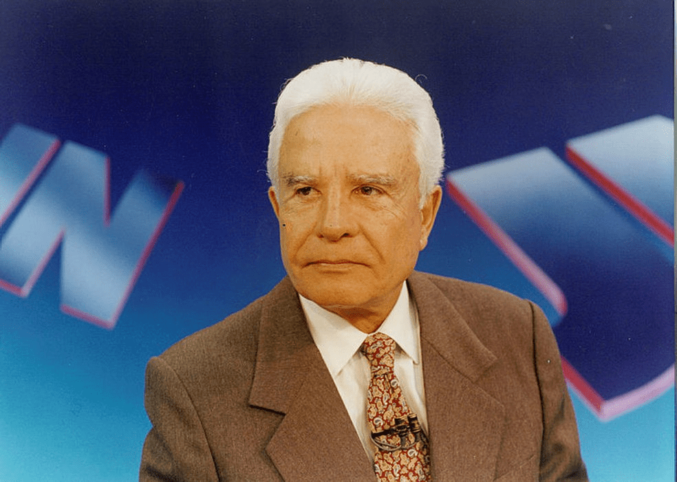 Cid Moreira na bancada do Jornal Nacional, TV Globo.