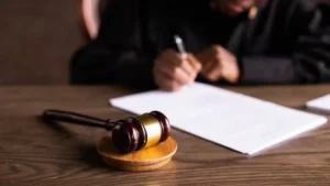 Decisão judicial sobre conversão da obrigação de fazer em perdas e danos