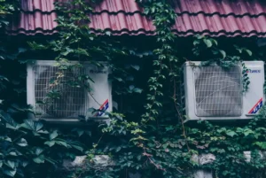 Área externa de uma casa com dois ar-condicionados instalados.