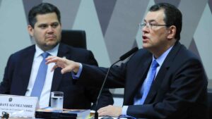 Davi Alcolumbre, à esquerda, e Eduardo Braga, relator de projeto referente a regulamentação da reforma tributária
