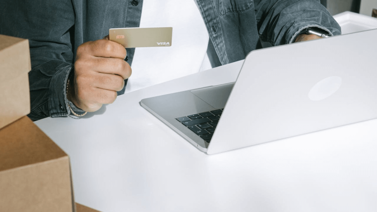 Consumidor fazendo compra na web pode der vítima de fraude no ambiente digital.