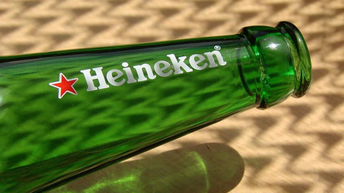 Lucro da Heineken decepciona e não alcança a projeção do mercado. Empresa aposta em estratégia de crescimento e recompra de ações.