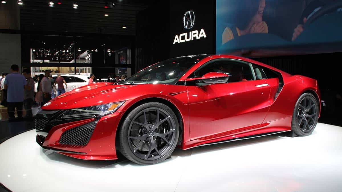 Imagem com carro esportivo vermelho, tipo de automóvel que costuma fazer parte do Salão do Automóvel
