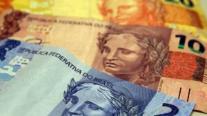 Imagem com cédulas de 2, 10 e 20 reais. FMI estima crescimento da economia brasileira abaixo do de países vizinhos