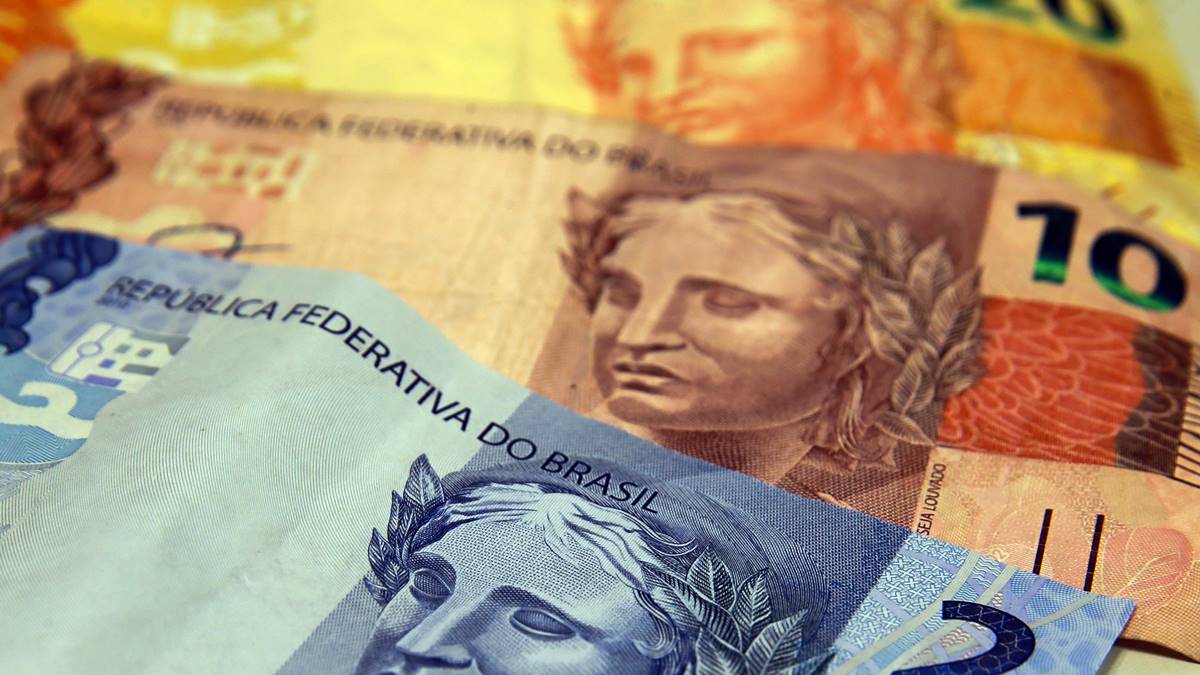 Imagem com cédulas de 2, 10 e 20 reais. FMI estima crescimento da economia brasileira abaixo do de países vizinhos
