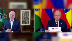 Imagem de Lula, à esquerda, em videoconferência ao lado de Vladimir Putin, presidente na Rússia. Na reunião, Lula defendeu uma nova moeda para o Brics