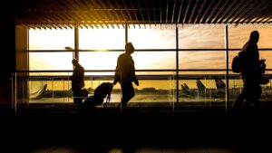 Imagem de passageiros em aeroporto ao entardecer. Brasil ocupa a quarta colocação em ranking mundial de voos domésticos