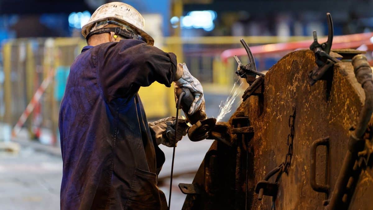 Dados da FGV revelam oscilação na confiança da indústria brasileira. Empresários seguem cautelosos, mas estoques e produção dão sinais positivos.