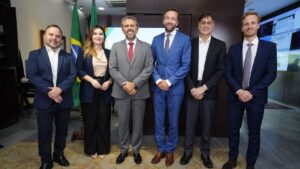 Imagem do Governador Elmano de Freitas com representantes do Governo e da norueguesa Fuella AS