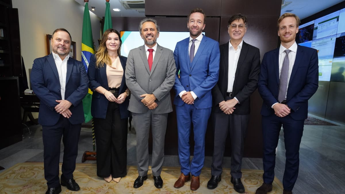 Imagem do Governador Elmano de Freitas com representantes do Governo e da norueguesa Fuella AS