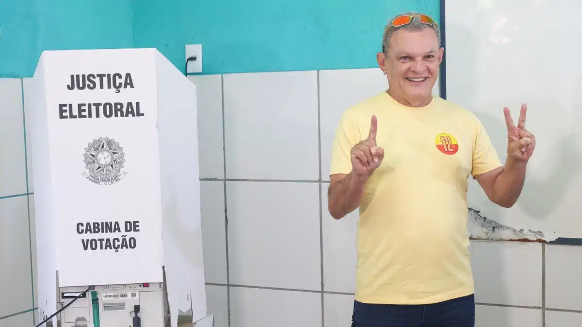 José Sarto (PDT) votando no domingo (06)