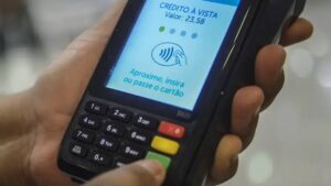 Juros do cartão de crédito dispara para mais de 438% ao ano