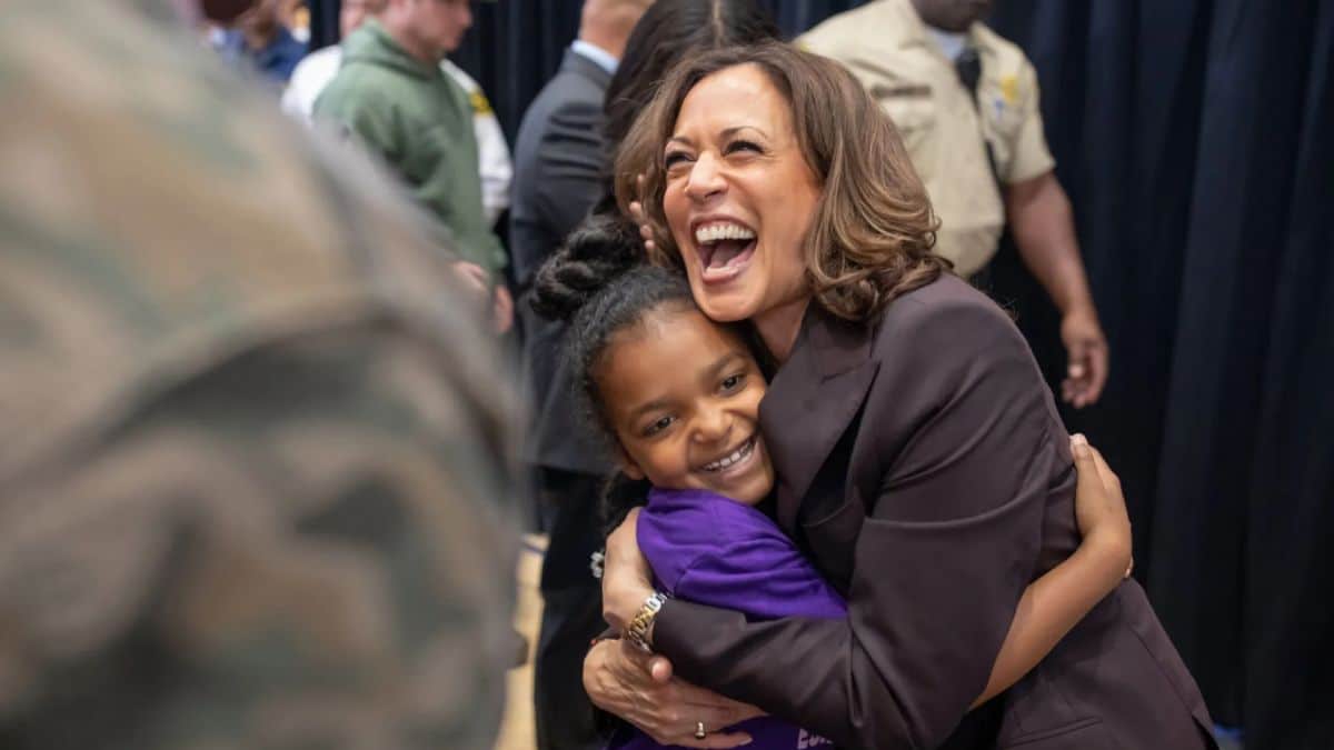 Imagem de Kamala Harris abraçando uma criança nos Estados Unidos