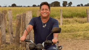 Cantor Leonardo pilotando uma motocicleta.