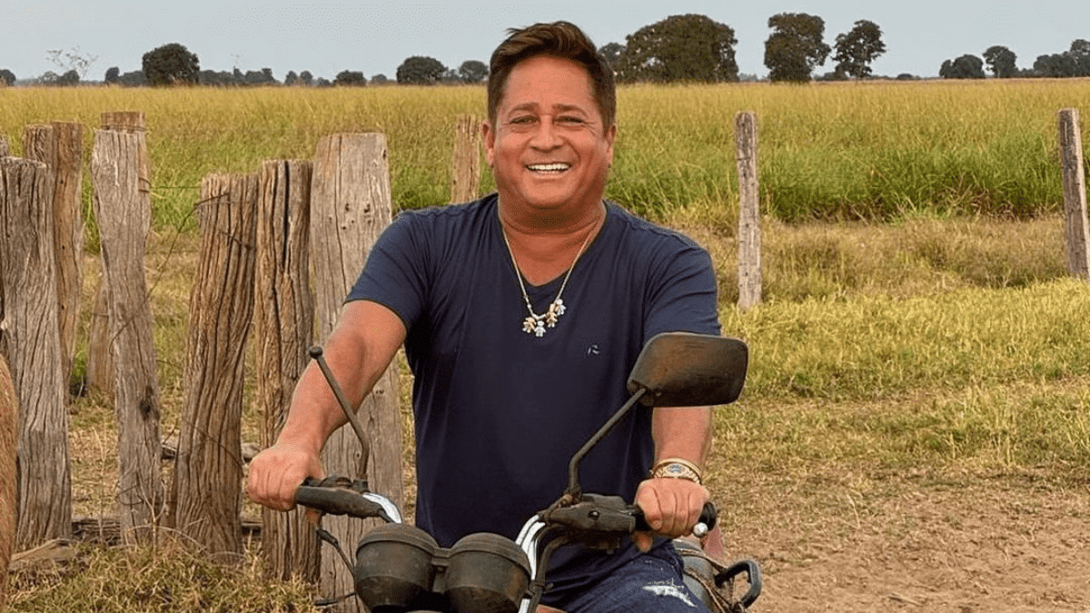 Cantor Leonardo pilotando uma motocicleta.