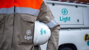 Light reverte prejuízo, registra lucro de R$ 419 mi e melhora receita em 12,7% no 1º trimestre de 2025, com redução da dívida.