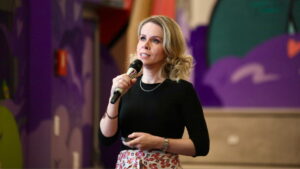 imagem de Livia Chanes, CEO do Nubank no Brasil, no evento de lançamento do NuCel