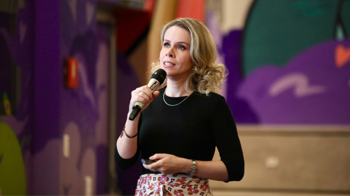 imagem de Livia Chanes, CEO do Nubank no Brasil, no evento de lançamento do NuCel