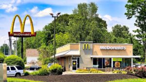 Imagem de uma loja da McDonald's para falar sobre o lucro financeiro da empresa.