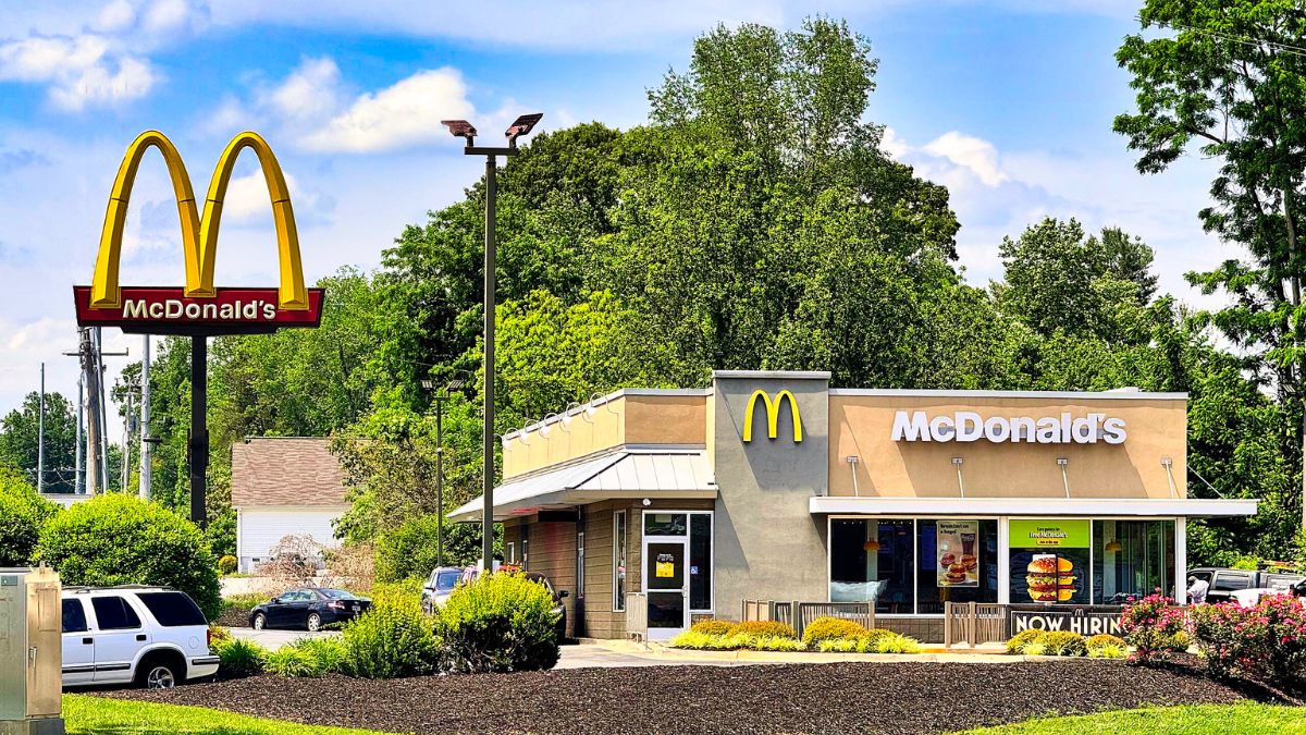 Imagem de uma loja da McDonald's para falar sobre o lucro financeiro da empresa.