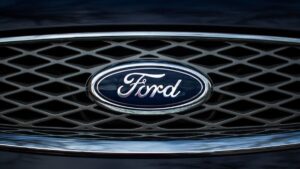 Imagem da logo da Ford em um veículo para representar a matéria do lucro financeiro da Ford - e Ford na Europa