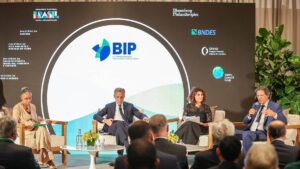 Marina Silva, no canto esquerdo da imagem, e Fernando Haddad, no canto direito da tela, anunciaram em Washington nova plataforma de economia verde