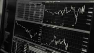 Imagem ilustrativa de ações no mercado financeiro e do Ibovespa, além disso, representa as moedas. Ibovespa em queda e mercado financeiro