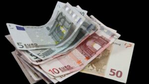 Imagem com notas em euro para representar o mercado financeiro. moedas em queda. Oscilações nas moedas - mercado financeiro