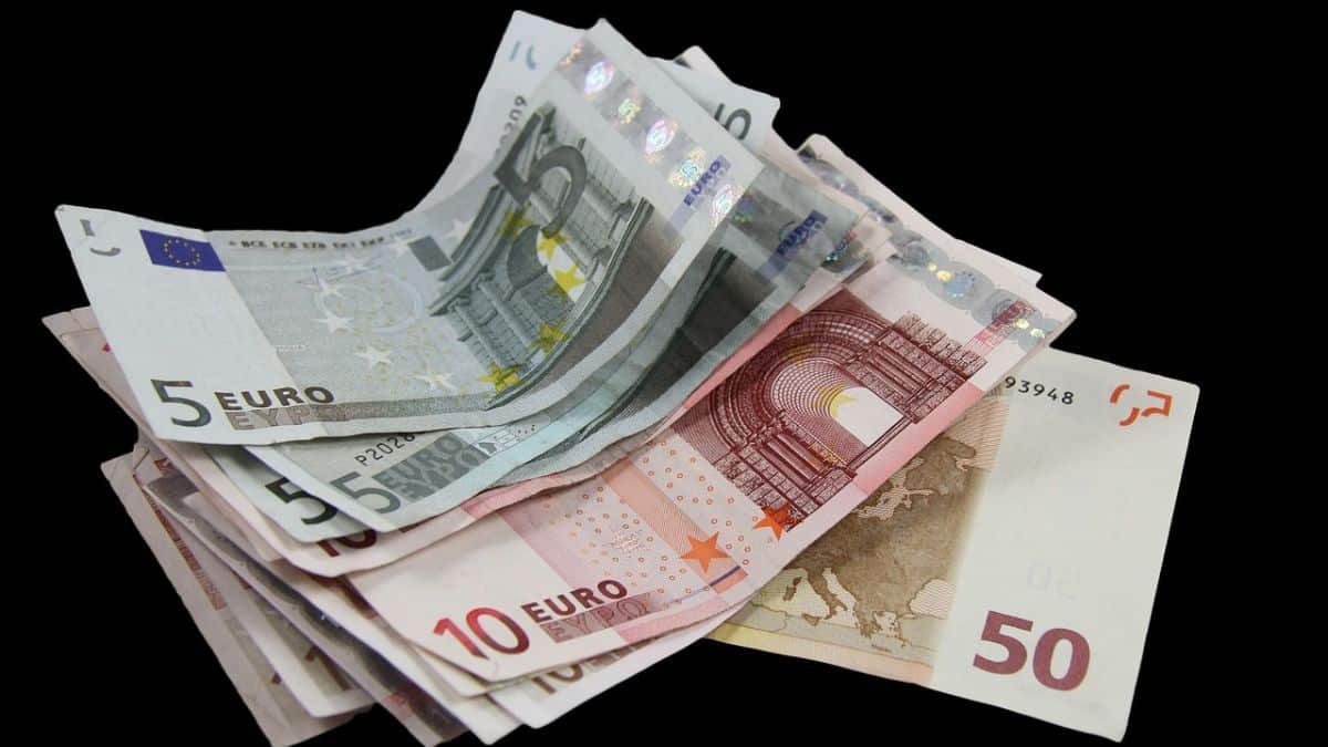 Imagem com notas em euro para representar o mercado financeiro. moedas em queda. Oscilações nas moedas - mercado financeiro